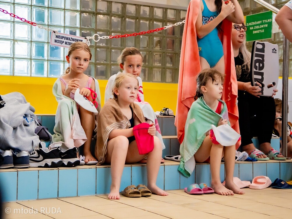 W zawodach zorganizowanych przez UKS Manta Kochłowice wystartowało 180 dzieciaków ze szkółek pływackich z Rudy Śląskiej, Bytomia, Chorzowa i Katowic. / fot. Wojciech Niemiec / Młoda Ruda