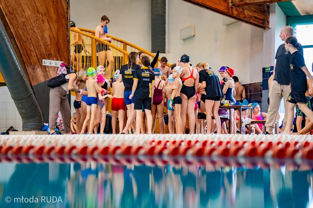 W zawodach zorganizowanych przez UKS Manta Kochłowice wystartowało 180 dzieciaków ze szkółek pływackich z Rudy Śląskiej, Bytomia, Chorzowa i Katowic. / fot. Wojciech Niemiec / Młoda Ruda