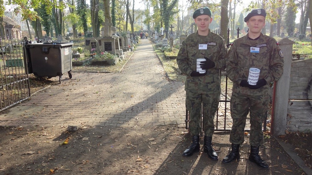 Zbierali datki na ratowanie starego cmentarza w Orzegowie.