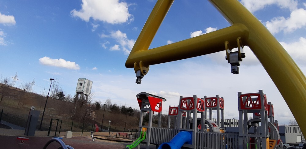 Wulgarne napisy i malunki, uszkodzenia na elementach drewnianych, zjeżdżalnia ochlapana farbą olejną, wyłamana furtka i urwane klamki, brak zamka, wyrwane stopnie oraz elementy ławek, wgniecenie przęseł ogrodzenia, napisy i wulgarne rysunki na tablicy zewnętrznej - tak wygląda nowy plac zabaw przy ulicy1 Maja, który w grudniu został oddany do użytkowania. Wandalom wystarczyły trzy miesiąceąŚ A uszkodzeń nie brakuje również na ścieżce ekstremalnej biegnącej przez hałdę.