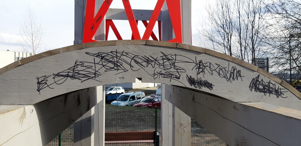 Wulgarne napisy i malunki, uszkodzenia na elementach drewnianych, zjeżdżalnia ochlapana farbą olejną, wyłamana furtka i urwane klamki, brak zamka, wyrwane stopnie oraz elementy ławek, wgniecenie przęseł ogrodzenia, napisy i wulgarne rysunki na tablicy zewnętrznej - tak wygląda nowy plac zabaw przy ulicy1 Maja, który w grudniu został oddany do użytkowania. Wandalom wystarczyły trzy miesiąceąŚ A uszkodzeń nie brakuje również na ścieżce ekstremalnej biegnącej przez hałdę.