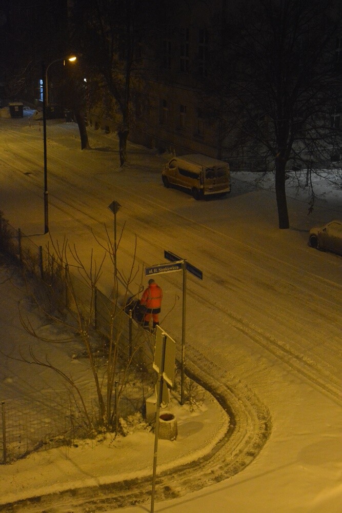 Ostatnie opady śniegu oraz bardzo niskie temperatury spowodowały, że poczuliśmy magię Świąt Bożego Narodzenia. Jak wygląda miasto przysypane śniegiem? Sprawdźcie w naszej galerii!

fot. Jacek Knapik