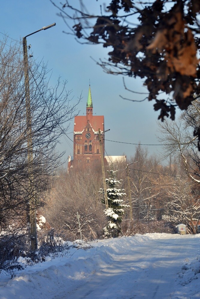 Ostatnie opady śniegu oraz bardzo niskie temperatury spowodowały, że poczuliśmy magię Świąt Bożego Narodzenia. Jak wygląda miasto przysypane śniegiem? Sprawdźcie w naszej galerii!

fot. Jacek Knapik