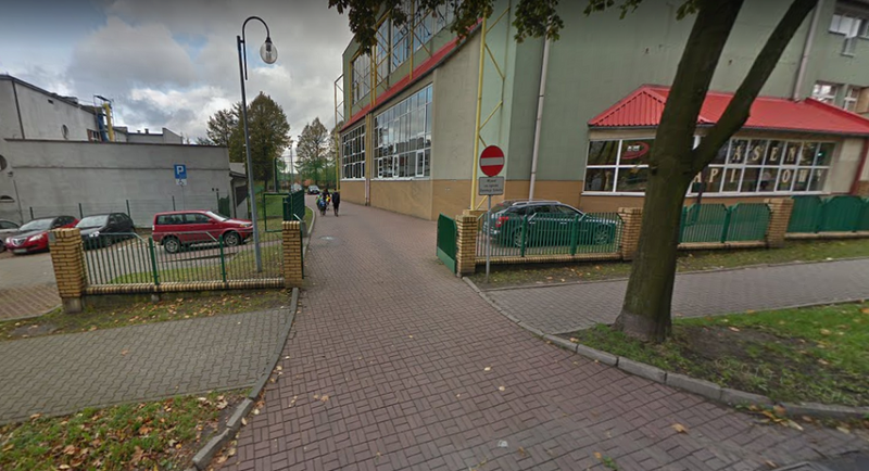 Złamali zakaz wjazdu na teren szkoły. Dozorca zamknął brame i uniemożliwił im wyjazd