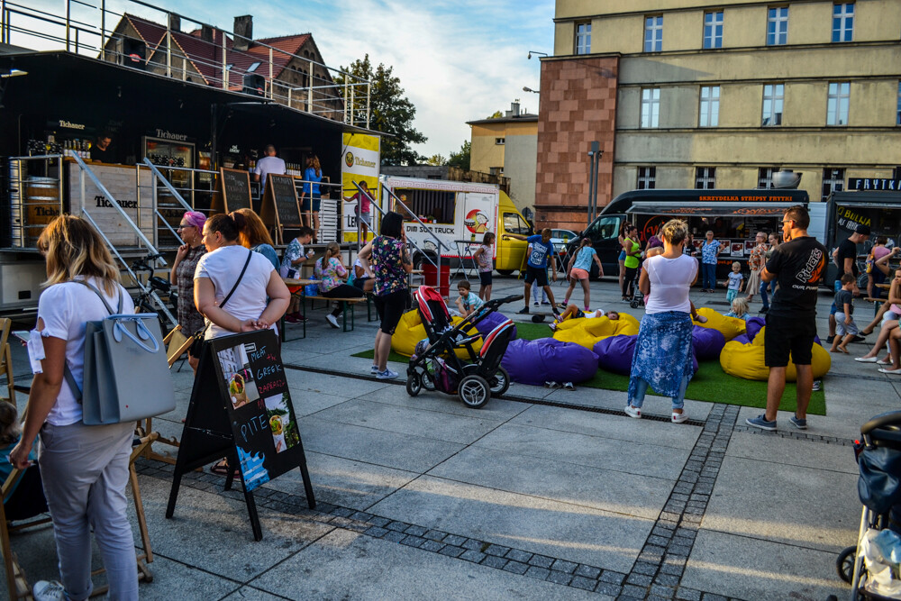 Dość kameralnie, acz intrygująco jest dziś i będzie w najbliższych dniach na pl. Jana Pawła II. Na samym środku rozstawiło się miasteczko gastrowozów.