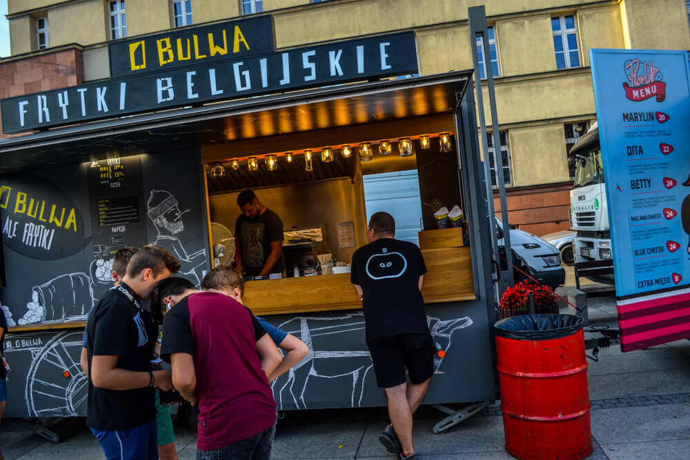 Dość kameralnie, acz intrygująco jest dziś i będzie w najbliższych dniach na pl. Jana Pawła II. Na samym środku rozstawiło się miasteczko gastrowozów.