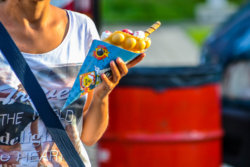 Dość kameralnie, acz intrygująco jest dziś i będzie w najbliższych dniach na pl. Jana Pawła II. Na samym środku rozstawiło się miasteczko gastrowozów.