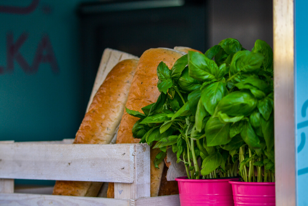 Dość kameralnie, acz intrygująco jest dziś i będzie w najbliższych dniach na pl. Jana Pawła II. Na samym środku rozstawiło się miasteczko gastrowozów.