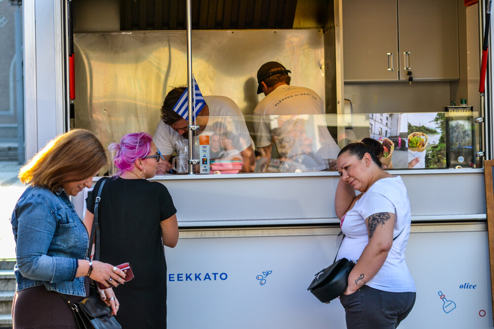 Dość kameralnie, acz intrygująco jest dziś i będzie w najbliższych dniach na pl. Jana Pawła II. Na samym środku rozstawiło się miasteczko gastrowozów.