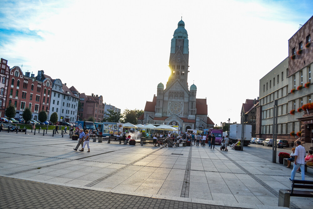 Dość kameralnie, acz intrygująco jest dziś i będzie w najbliższych dniach na pl. Jana Pawła II. Na samym środku rozstawiło się miasteczko gastrowozów.