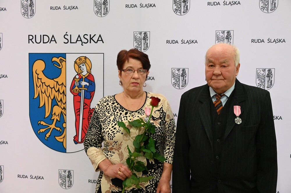 Prawie 70 małżeństw świętowało dziś "Złote Gody" - czyli 50-lecie pożycia małżeńskiego. Pary z Rudy Śląskiej wzięły udział w uroczystości organizowanej przez Urząd Miasta. Z tej okazji każdy z szanownych jubilatów otrzymał medal przyznawany przez prezydenta RP.

fot. UM Ruda Śląska