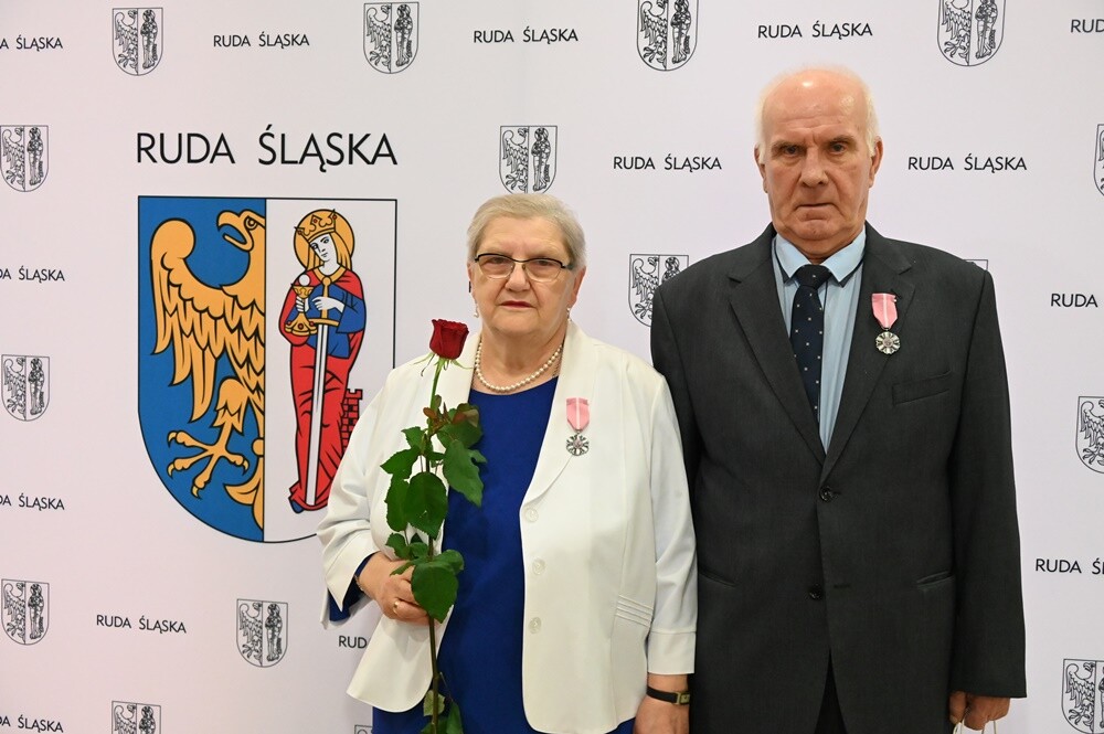 Prawie 70 małżeństw świętowało dziś "Złote Gody" - czyli 50-lecie pożycia małżeńskiego. Pary z Rudy Śląskiej wzięły udział w uroczystości organizowanej przez Urząd Miasta. Z tej okazji każdy z szanownych jubilatów otrzymał medal przyznawany przez prezydenta RP.

fot. UM Ruda Śląska