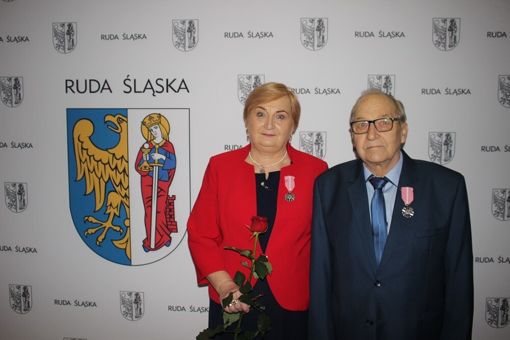 Prawie 70 małżeństw świętowało dziś "Złote Gody" - czyli 50-lecie pożycia małżeńskiego. Pary z Rudy Śląskiej wzięły udział w uroczystości organizowanej przez Urząd Miasta. Z tej okazji każdy z szanownych jubilatów otrzymał medal przyznawany przez prezydenta RP.

fot. UM Ruda Śląska