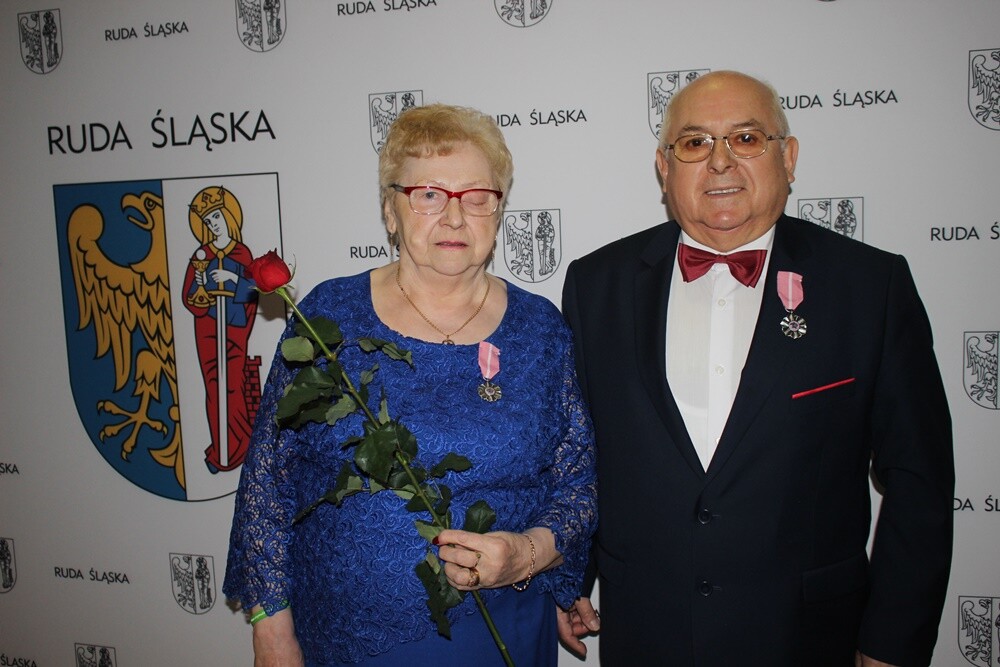 Prawie 70 małżeństw świętowało dziś "Złote Gody" - czyli 50-lecie pożycia małżeńskiego. Pary z Rudy Śląskiej wzięły udział w uroczystości organizowanej przez Urząd Miasta. Z tej okazji każdy z szanownych jubilatów otrzymał medal przyznawany przez prezydenta RP.

fot. UM Ruda Śląska