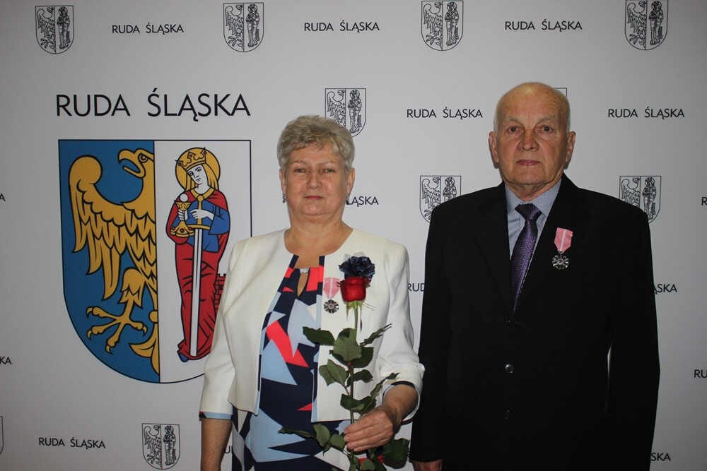 Prawie 70 małżeństw świętowało dziś "Złote Gody" - czyli 50-lecie pożycia małżeńskiego. Pary z Rudy Śląskiej wzięły udział w uroczystości organizowanej przez Urząd Miasta. Z tej okazji każdy z szanownych jubilatów otrzymał medal przyznawany przez prezydenta RP.

fot. UM Ruda Śląska