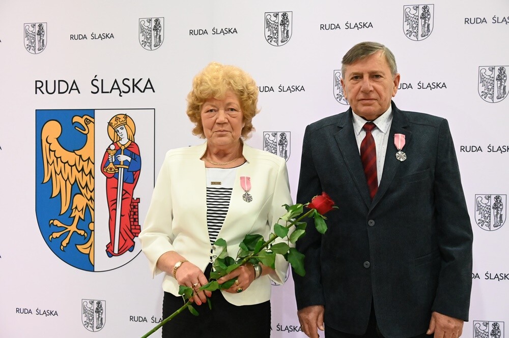 Prawie 70 małżeństw świętowało dziś "Złote Gody" - czyli 50-lecie pożycia małżeńskiego. Pary z Rudy Śląskiej wzięły udział w uroczystości organizowanej przez Urząd Miasta. Z tej okazji każdy z szanownych jubilatów otrzymał medal przyznawany przez prezydenta RP.

fot. UM Ruda Śląska