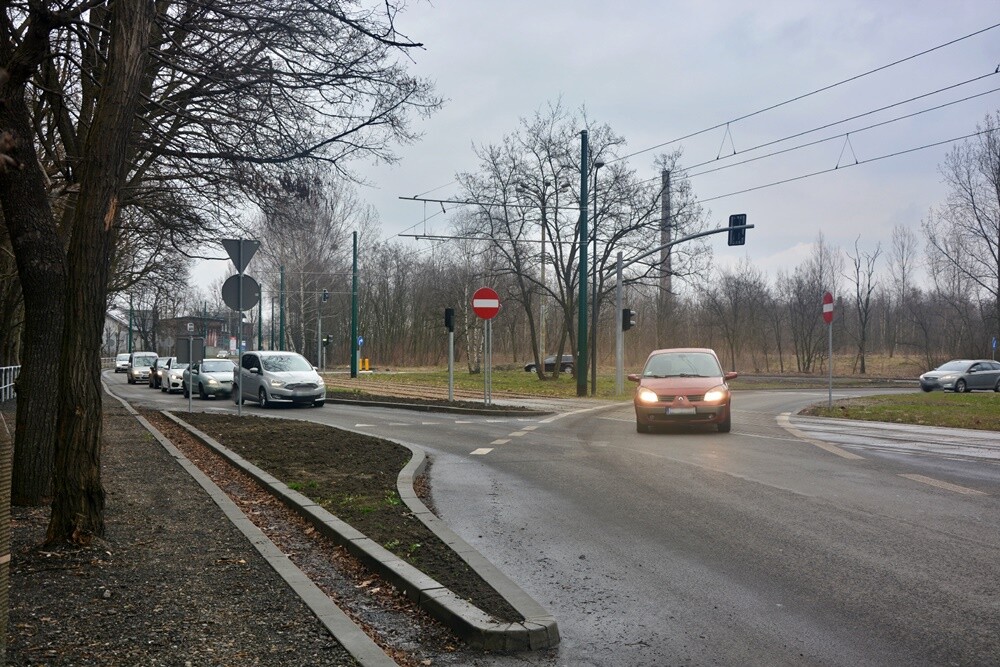 Od ubiegłego tygodnia zmianie uległa organizacja ruchu na skrzyżowaniu ulic Asfaltowej i Drogi do Lipin w dzielnicy Chebzie w Rudzie Śląskiej. 

fot. Jacek Knapik