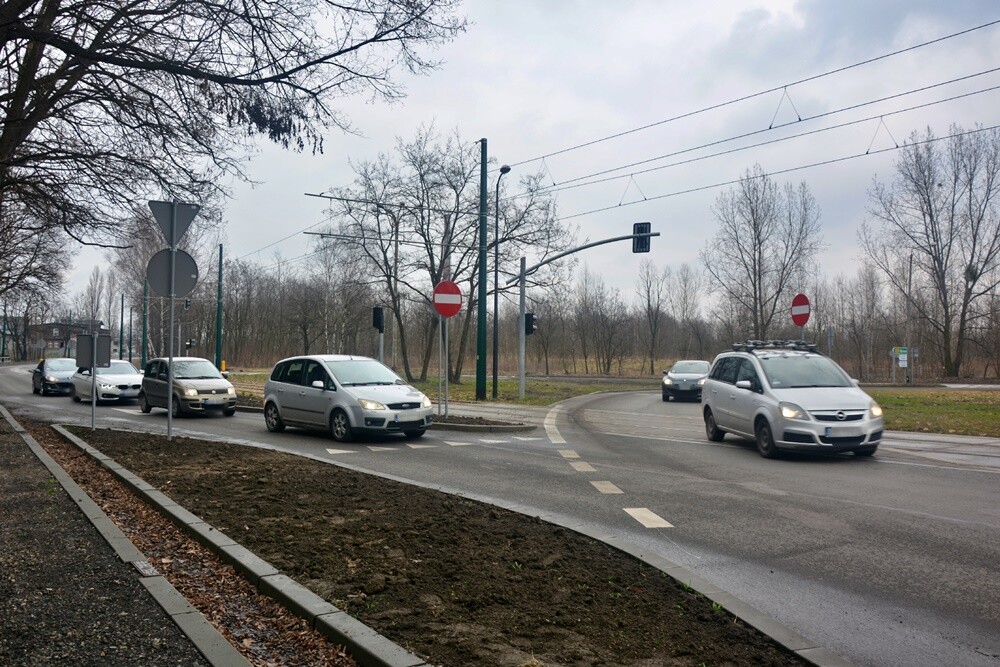 Od ubiegłego tygodnia zmianie uległa organizacja ruchu na skrzyżowaniu ulic Asfaltowej i Drogi do Lipin w dzielnicy Chebzie w Rudzie Śląskiej. 

fot. Jacek Knapik