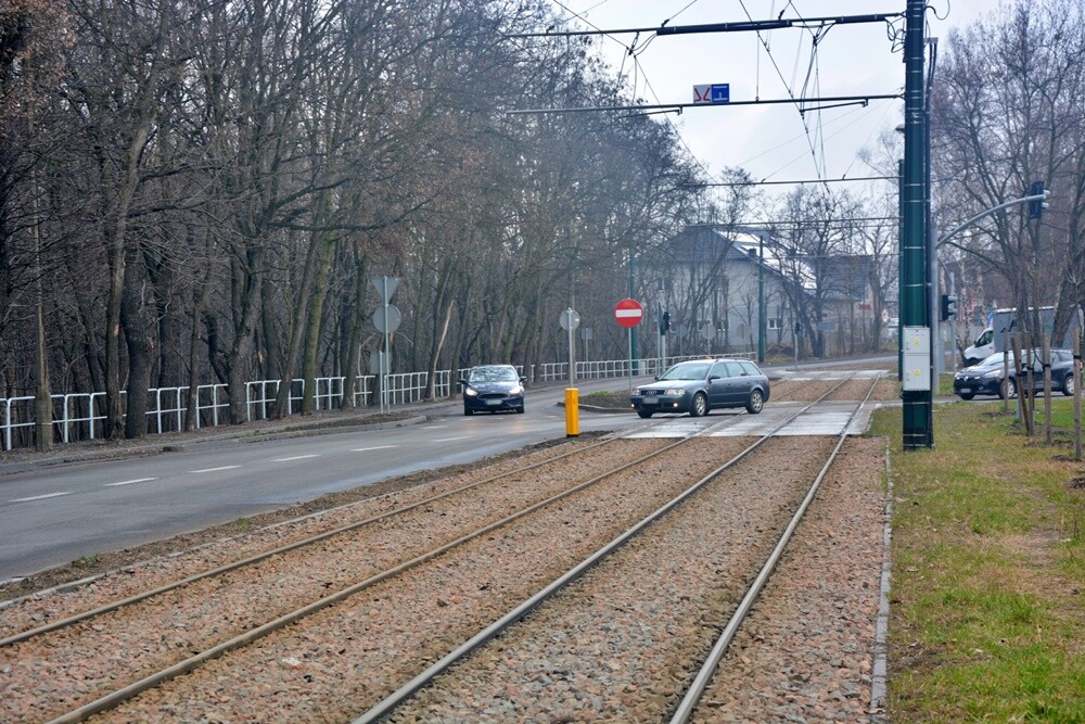 Od ubiegłego tygodnia zmianie uległa organizacja ruchu na skrzyżowaniu ulic Asfaltowej i Drogi do Lipin w dzielnicy Chebzie w Rudzie Śląskiej. 

fot. Jacek Knapik
