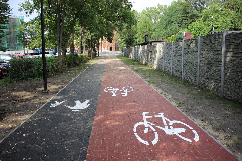 Park przy ul. Hallera w Nowym Bytomiu jest już po metamorfozie. Nadano mu całkowicie nowy kształt, zmodernizowane zostały alejki, zainstalowano oświetlenie, a w centralnym jego punkcie powstał ogród sensoryczny z wieloma roślinami, z kolei od strony ulicy siłownia i plac zabaw / fot. UM Ruda Śląśka