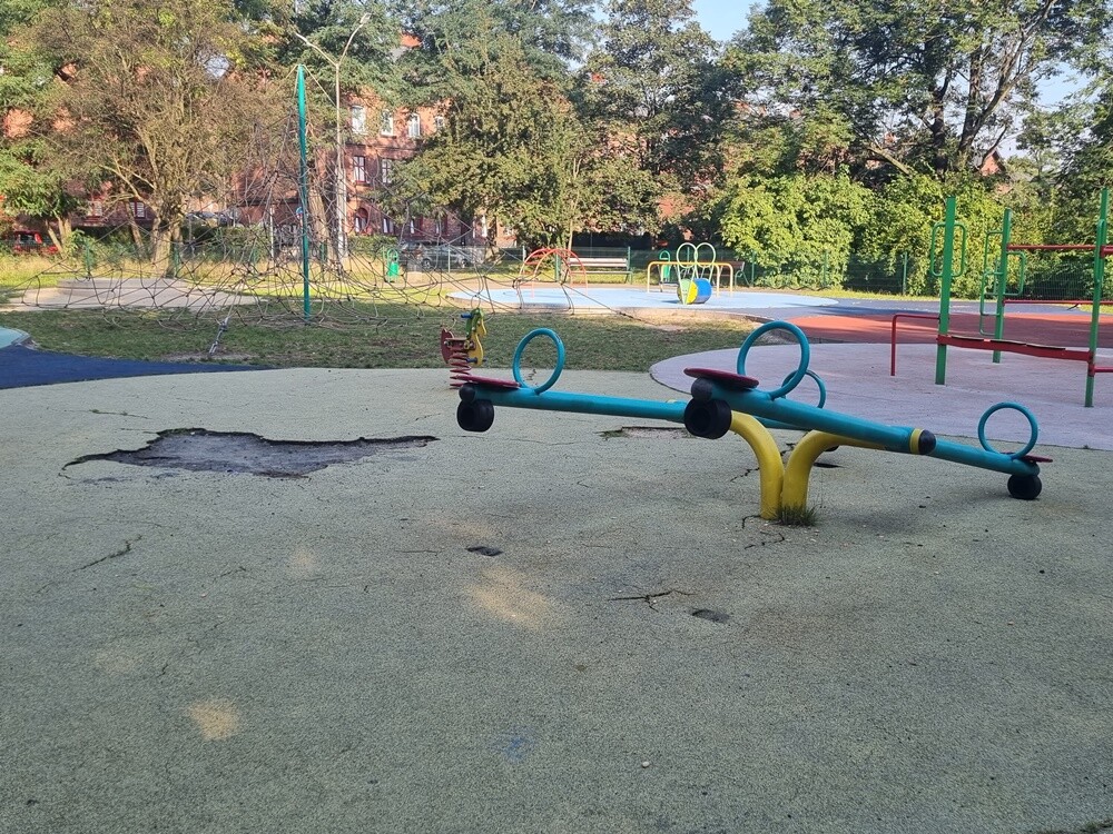 Wulgarne napisy i malunki, uszkodzenia na elementach drewnianych, wyrwane elementy ławek oraz urządzenia, wgniecenie przęseł ogrodzenia, zniszczona nawierzchnia - tak wygląda plac zabaw przy ulicy Parkowej w Nowym Bytomiu.