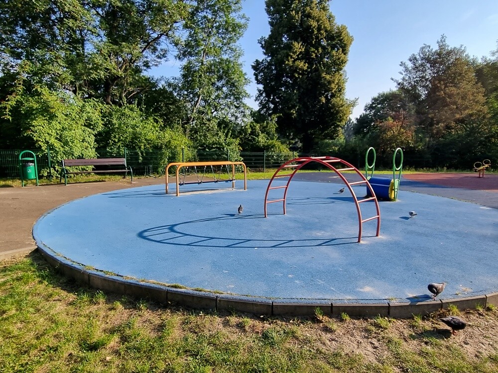 Wulgarne napisy i malunki, uszkodzenia na elementach drewnianych, wyrwane elementy ławek oraz urządzenia, wgniecenie przęseł ogrodzenia, zniszczona nawierzchnia - tak wygląda plac zabaw przy ulicy Parkowej w Nowym Bytomiu.