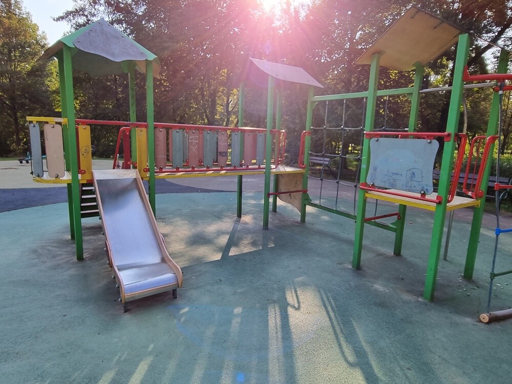 Wulgarne napisy i malunki, uszkodzenia na elementach drewnianych, wyrwane elementy ławek oraz urządzenia, wgniecenie przęseł ogrodzenia, zniszczona nawierzchnia - tak wygląda plac zabaw przy ulicy Parkowej w Nowym Bytomiu.