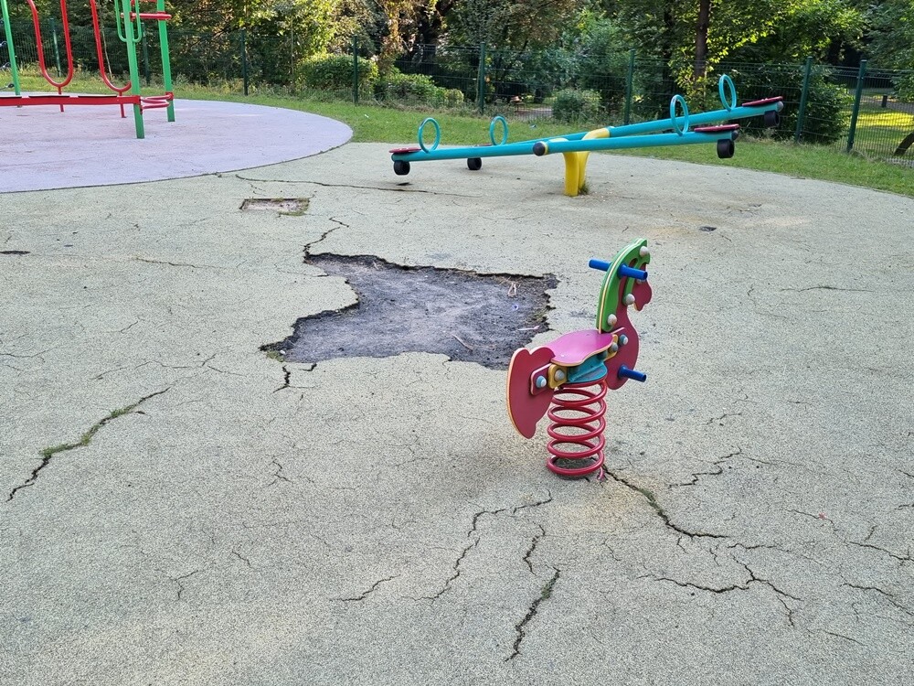 Wulgarne napisy i malunki, uszkodzenia na elementach drewnianych, wyrwane elementy ławek oraz urządzenia, wgniecenie przęseł ogrodzenia, zniszczona nawierzchnia - tak wygląda plac zabaw przy ulicy Parkowej w Nowym Bytomiu.