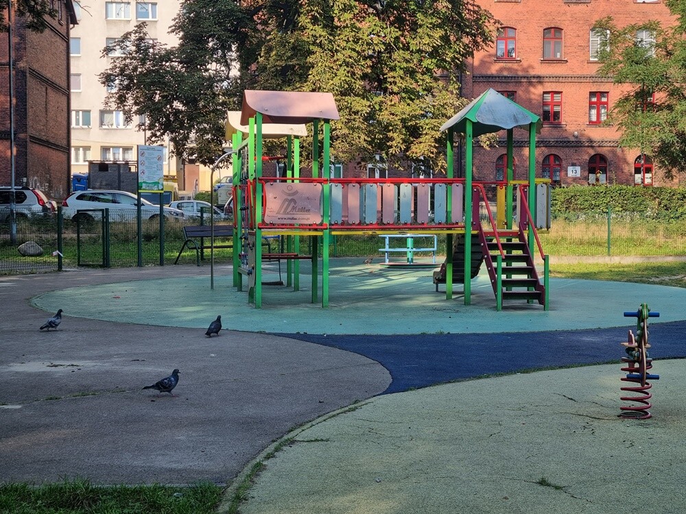 Wulgarne napisy i malunki, uszkodzenia na elementach drewnianych, wyrwane elementy ławek oraz urządzenia, wgniecenie przęseł ogrodzenia, zniszczona nawierzchnia - tak wygląda plac zabaw przy ulicy Parkowej w Nowym Bytomiu.