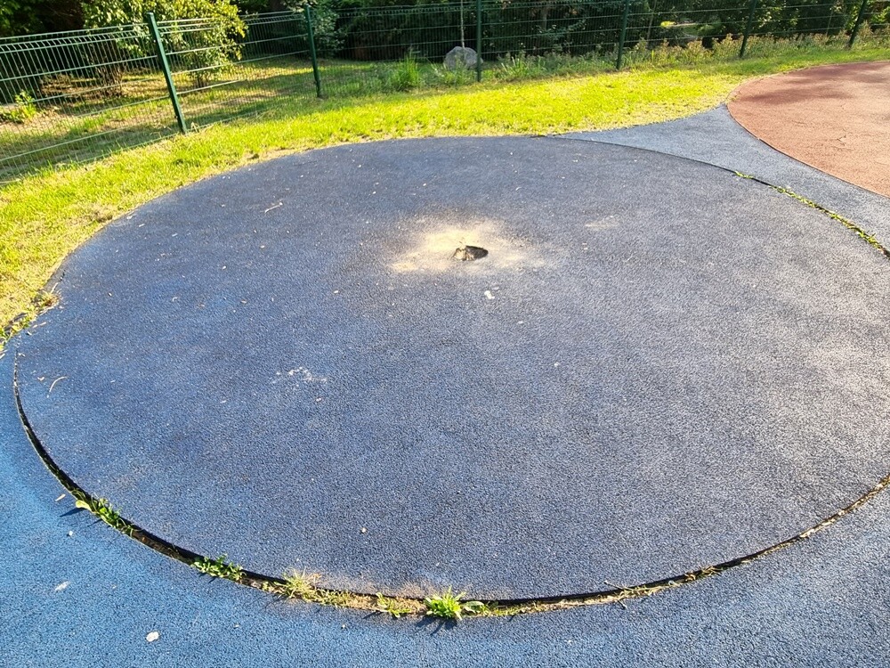 Wulgarne napisy i malunki, uszkodzenia na elementach drewnianych, wyrwane elementy ławek oraz urządzenia, wgniecenie przęseł ogrodzenia, zniszczona nawierzchnia - tak wygląda plac zabaw przy ulicy Parkowej w Nowym Bytomiu.