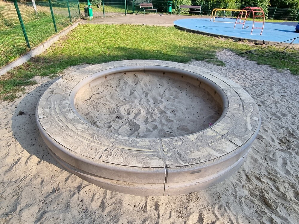 Wulgarne napisy i malunki, uszkodzenia na elementach drewnianych, wyrwane elementy ławek oraz urządzenia, wgniecenie przęseł ogrodzenia, zniszczona nawierzchnia - tak wygląda plac zabaw przy ulicy Parkowej w Nowym Bytomiu.