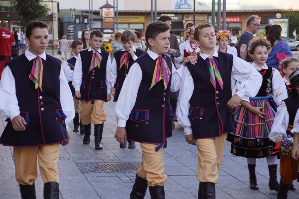 Mija 20 lat od chwili, kiedy w herbie Rudy Śląskiej oficjalnie pojawiła się św. Barbara. Z tej okazji dzisiaj odbyła się uroczysta msza św. w intencji miasta i jego mieszkańców, a po niej na koncert Zespołu Pieśni i Tańca „Śląsk" oraz występ zespołu „Rudzianie”.