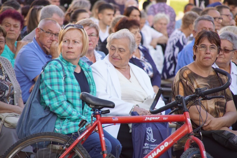 Mija 20 lat od chwili, kiedy w herbie Rudy Śląskiej oficjalnie pojawiła się św. Barbara. Z tej okazji dzisiaj odbyła się uroczysta msza św. w intencji miasta i jego mieszkańców, a po niej na koncert Zespołu Pieśni i Tańca „Śląsk" oraz występ zespołu „Rudzianie”.