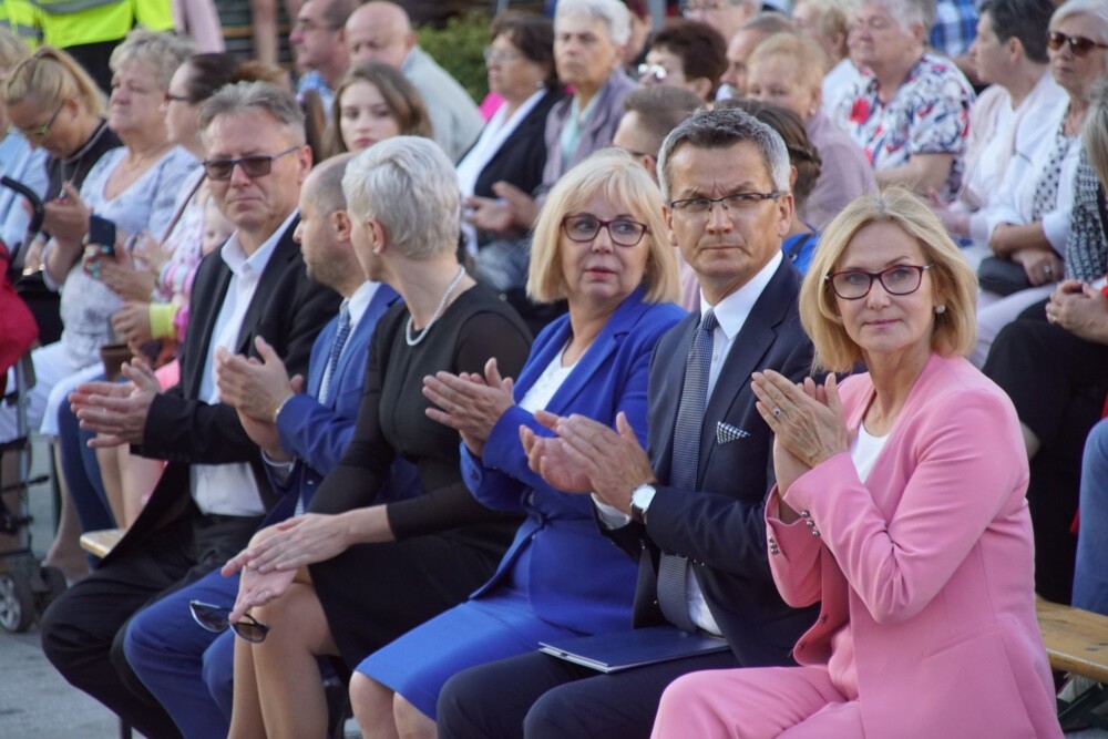 Mija 20 lat od chwili, kiedy w herbie Rudy Śląskiej oficjalnie pojawiła się św. Barbara. Z tej okazji dzisiaj odbyła się uroczysta msza św. w intencji miasta i jego mieszkańców, a po niej na koncert Zespołu Pieśni i Tańca „Śląsk" oraz występ zespołu „Rudzianie”.