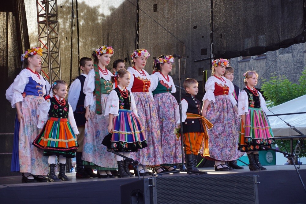 Mija 20 lat od chwili, kiedy w herbie Rudy Śląskiej oficjalnie pojawiła się św. Barbara. Z tej okazji dzisiaj odbyła się uroczysta msza św. w intencji miasta i jego mieszkańców, a po niej na koncert Zespołu Pieśni i Tańca „Śląsk" oraz występ zespołu „Rudzianie”.