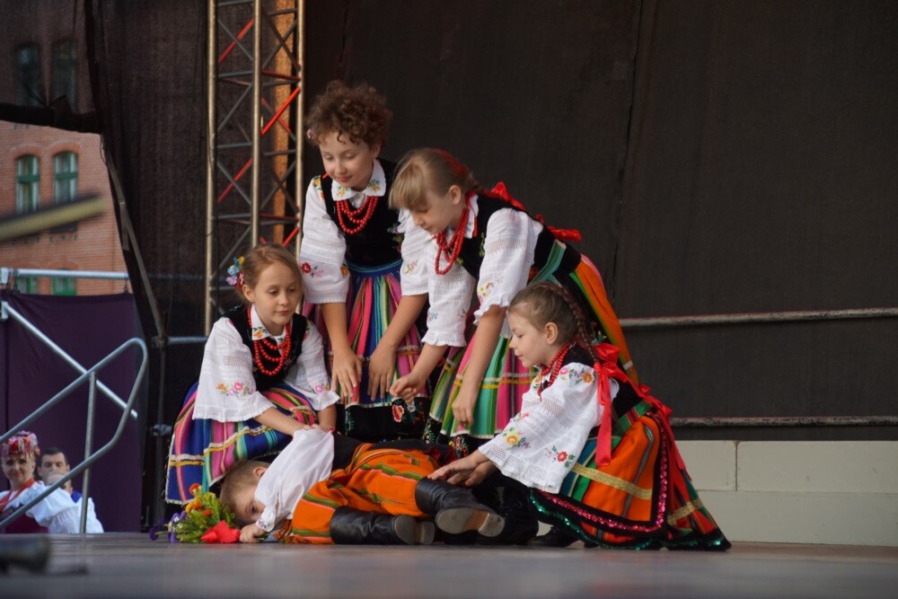 Mija 20 lat od chwili, kiedy w herbie Rudy Śląskiej oficjalnie pojawiła się św. Barbara. Z tej okazji dzisiaj odbyła się uroczysta msza św. w intencji miasta i jego mieszkańców, a po niej na koncert Zespołu Pieśni i Tańca „Śląsk" oraz występ zespołu „Rudzianie”.