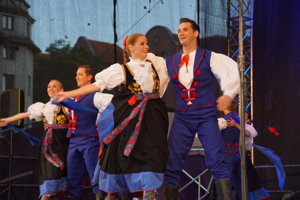 Mija 20 lat od chwili, kiedy w herbie Rudy Śląskiej oficjalnie pojawiła się św. Barbara. Z tej okazji dzisiaj odbyła się uroczysta msza św. w intencji miasta i jego mieszkańców, a po niej na koncert Zespołu Pieśni i Tańca „Śląsk" oraz występ zespołu „Rudzianie”.