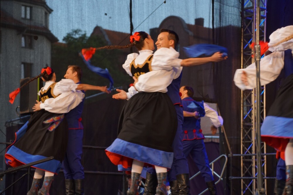 Mija 20 lat od chwili, kiedy w herbie Rudy Śląskiej oficjalnie pojawiła się św. Barbara. Z tej okazji dzisiaj odbyła się uroczysta msza św. w intencji miasta i jego mieszkańców, a po niej na koncert Zespołu Pieśni i Tańca „Śląsk" oraz występ zespołu „Rudzianie”.