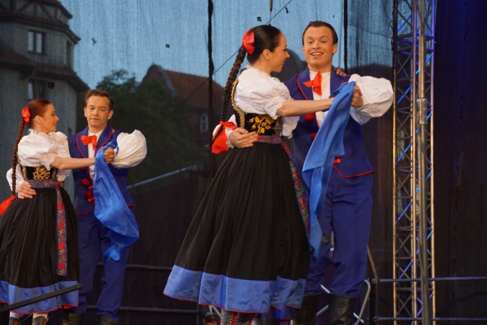 Mija 20 lat od chwili, kiedy w herbie Rudy Śląskiej oficjalnie pojawiła się św. Barbara. Z tej okazji dzisiaj odbyła się uroczysta msza św. w intencji miasta i jego mieszkańców, a po niej na koncert Zespołu Pieśni i Tańca „Śląsk" oraz występ zespołu „Rudzianie”.