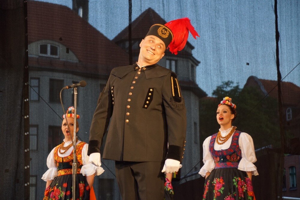 Mija 20 lat od chwili, kiedy w herbie Rudy Śląskiej oficjalnie pojawiła się św. Barbara. Z tej okazji dzisiaj odbyła się uroczysta msza św. w intencji miasta i jego mieszkańców, a po niej na koncert Zespołu Pieśni i Tańca „Śląsk" oraz występ zespołu „Rudzianie”.