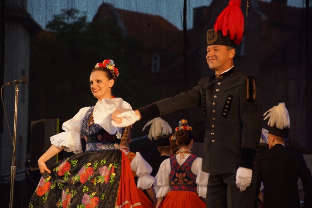 Mija 20 lat od chwili, kiedy w herbie Rudy Śląskiej oficjalnie pojawiła się św. Barbara. Z tej okazji dzisiaj odbyła się uroczysta msza św. w intencji miasta i jego mieszkańców, a po niej na koncert Zespołu Pieśni i Tańca „Śląsk" oraz występ zespołu „Rudzianie”.