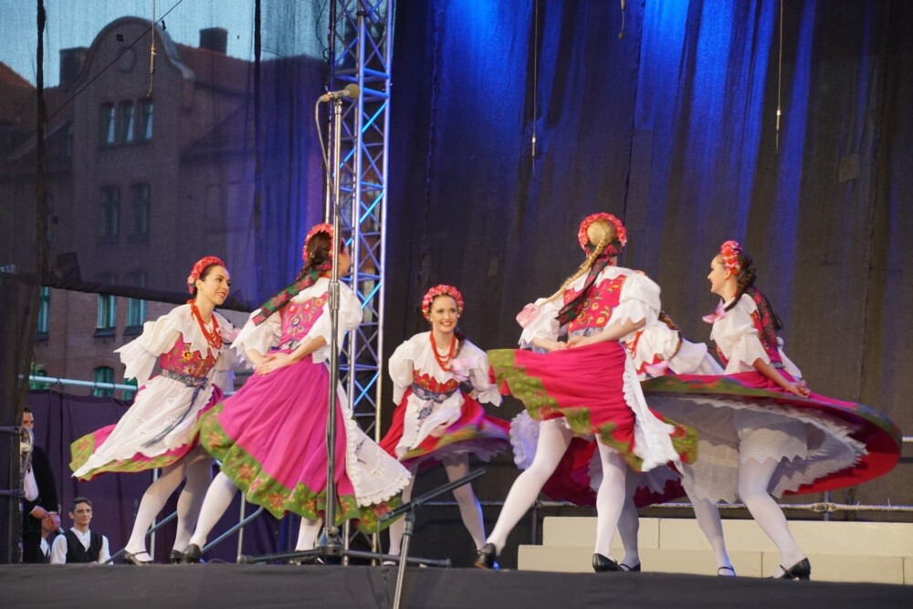 Mija 20 lat od chwili, kiedy w herbie Rudy Śląskiej oficjalnie pojawiła się św. Barbara. Z tej okazji dzisiaj odbyła się uroczysta msza św. w intencji miasta i jego mieszkańców, a po niej na koncert Zespołu Pieśni i Tańca „Śląsk" oraz występ zespołu „Rudzianie”.