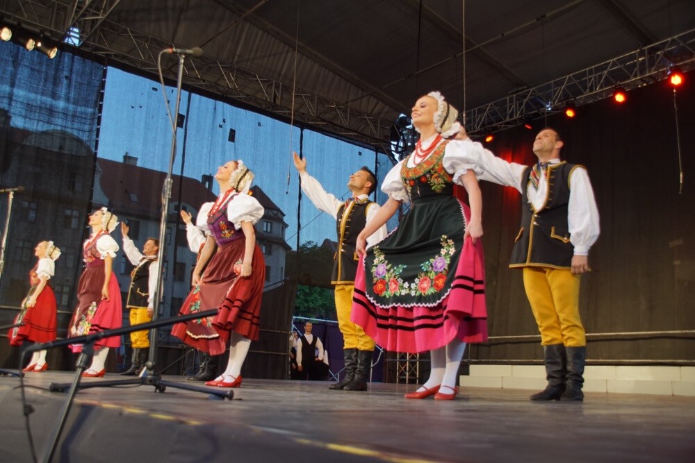 Mija 20 lat od chwili, kiedy w herbie Rudy Śląskiej oficjalnie pojawiła się św. Barbara. Z tej okazji dzisiaj odbyła się uroczysta msza św. w intencji miasta i jego mieszkańców, a po niej na koncert Zespołu Pieśni i Tańca „Śląsk" oraz występ zespołu „Rudzianie”.