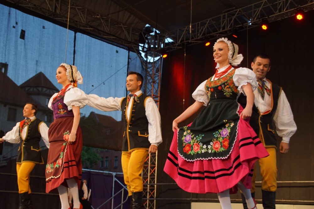 Mija 20 lat od chwili, kiedy w herbie Rudy Śląskiej oficjalnie pojawiła się św. Barbara. Z tej okazji dzisiaj odbyła się uroczysta msza św. w intencji miasta i jego mieszkańców, a po niej na koncert Zespołu Pieśni i Tańca „Śląsk" oraz występ zespołu „Rudzianie”.