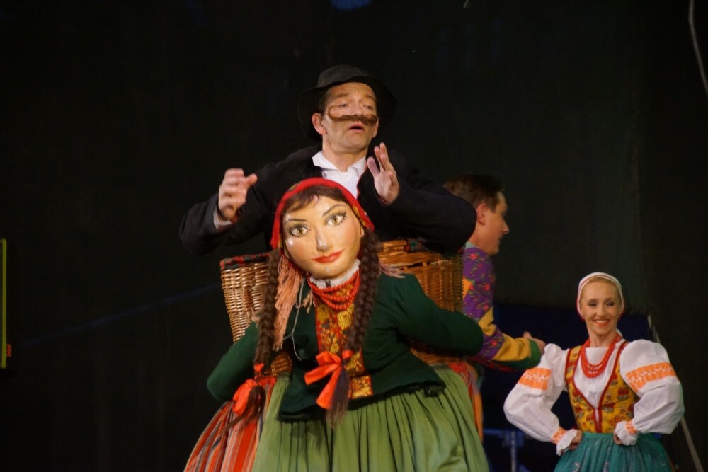 Mija 20 lat od chwili, kiedy w herbie Rudy Śląskiej oficjalnie pojawiła się św. Barbara. Z tej okazji dzisiaj odbyła się uroczysta msza św. w intencji miasta i jego mieszkańców, a po niej na koncert Zespołu Pieśni i Tańca „Śląsk" oraz występ zespołu „Rudzianie”.