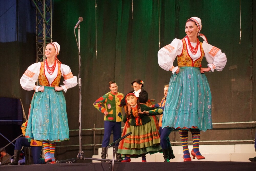 Mija 20 lat od chwili, kiedy w herbie Rudy Śląskiej oficjalnie pojawiła się św. Barbara. Z tej okazji dzisiaj odbyła się uroczysta msza św. w intencji miasta i jego mieszkańców, a po niej na koncert Zespołu Pieśni i Tańca „Śląsk" oraz występ zespołu „Rudzianie”.