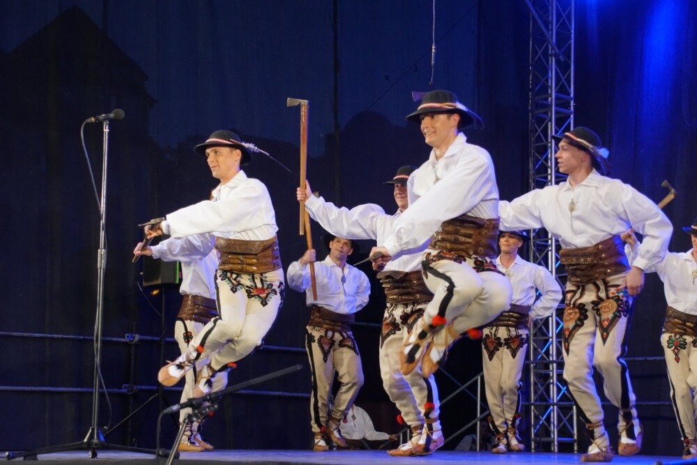 Mija 20 lat od chwili, kiedy w herbie Rudy Śląskiej oficjalnie pojawiła się św. Barbara. Z tej okazji dzisiaj odbyła się uroczysta msza św. w intencji miasta i jego mieszkańców, a po niej na koncert Zespołu Pieśni i Tańca „Śląsk" oraz występ zespołu „Rudzianie”.