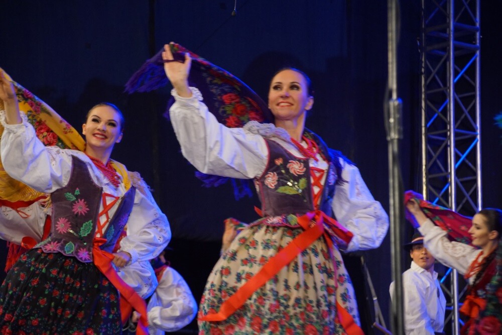 Mija 20 lat od chwili, kiedy w herbie Rudy Śląskiej oficjalnie pojawiła się św. Barbara. Z tej okazji dzisiaj odbyła się uroczysta msza św. w intencji miasta i jego mieszkańców, a po niej na koncert Zespołu Pieśni i Tańca „Śląsk" oraz występ zespołu „Rudzianie”.