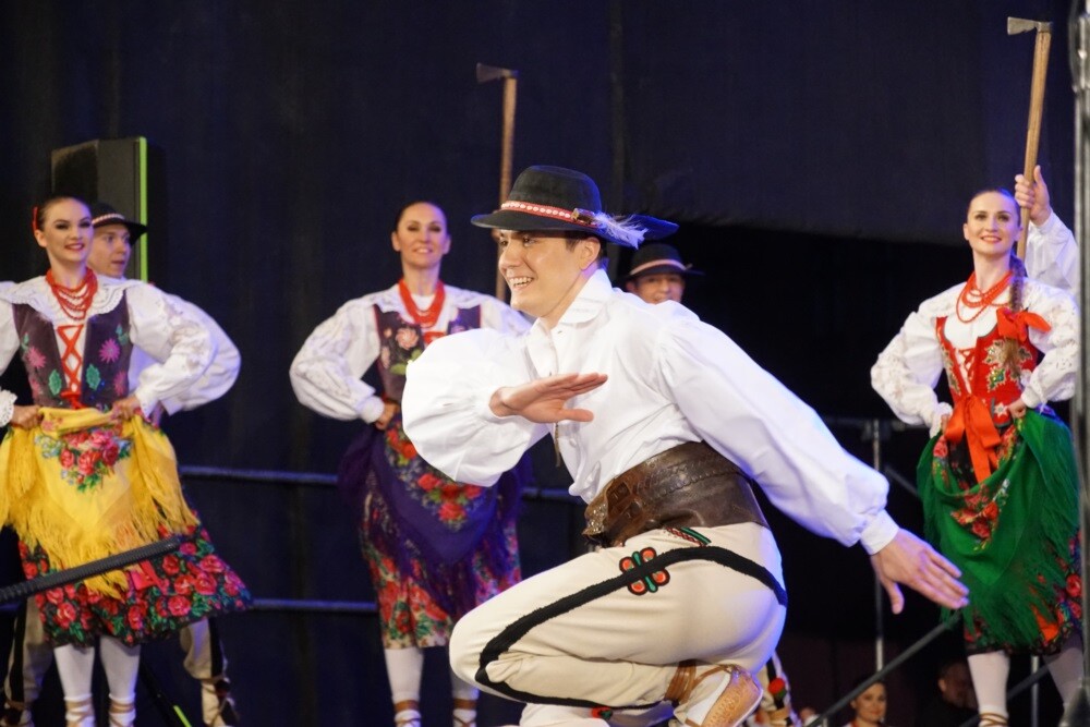 Mija 20 lat od chwili, kiedy w herbie Rudy Śląskiej oficjalnie pojawiła się św. Barbara. Z tej okazji dzisiaj odbyła się uroczysta msza św. w intencji miasta i jego mieszkańców, a po niej na koncert Zespołu Pieśni i Tańca „Śląsk" oraz występ zespołu „Rudzianie”.